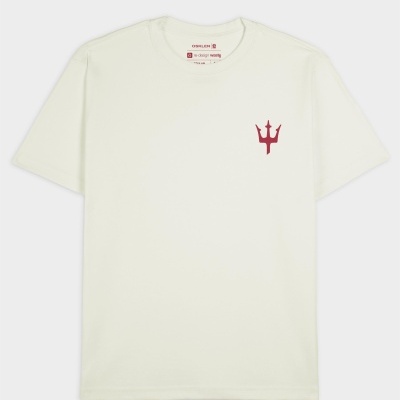 T-shirt branca com símbolo vermelho de tridente no peito