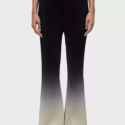 Calças plissadas femininas degrade preto a bege com sapatilhas brancas