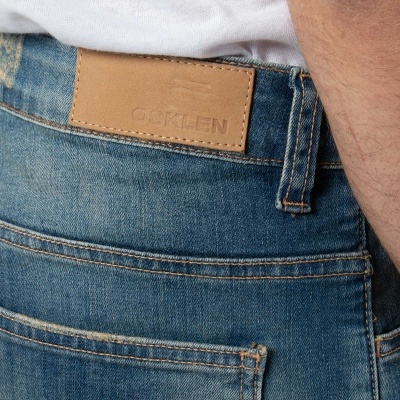 Calças de ganga azuis com etiqueta de couro bege OSKLEN