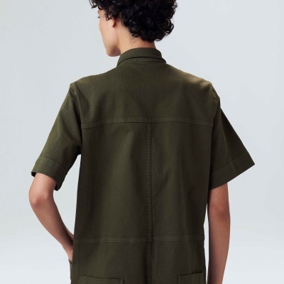 Macacão verde-oliva de manga curta visto de costas