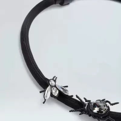 Colar preto com joaninhas decorativas e pedras brilhantes