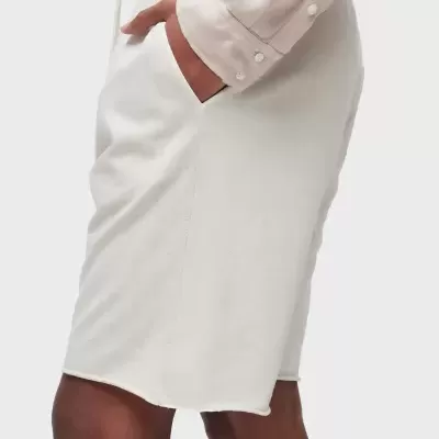 Calções brancos de tecido macio com cós elástico e cordão e camisa bege