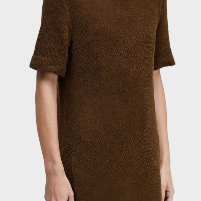 Vestido castanho texturizado com mangas curtas e decote redondo numa modelo