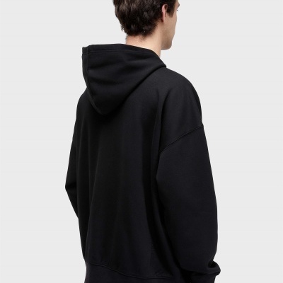 Pessoa de costas a usar hoodie preto com capuz
