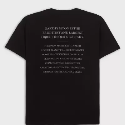 T-shirt preta com texto branco nas costas