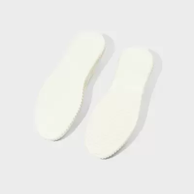 Palmilhas brancas com textura de ranhuras horizontais.