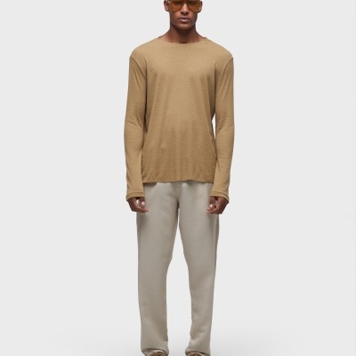 Homem com roupa casual castanha e cinza em fundo branco