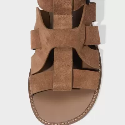 Sandália castanha de camurça com tiras largas e fivela preta