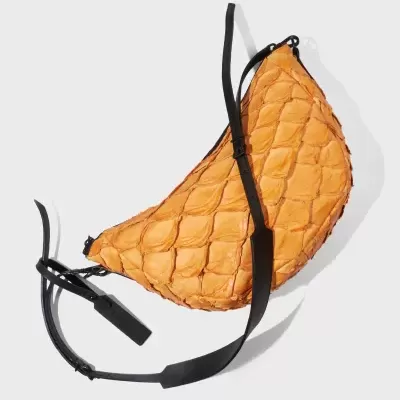 Mala tiracolo almofadada laranja com alças pretas ajustáveis