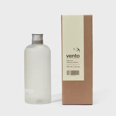 Frasco fosco de plástico com embalagem castanha e etiqueta creme com texto Vento.