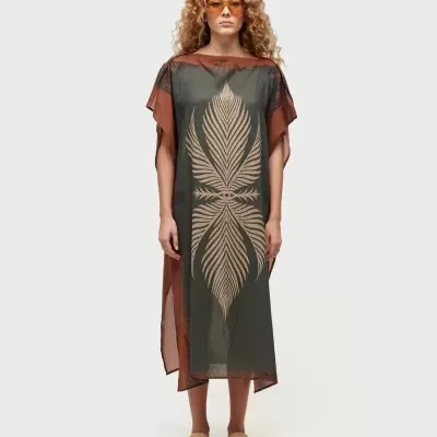 Vestido comprido com padrão de folha e óculos laranja