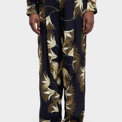 Calças largas de padrão floral em azul escuro com sapatos castanhos