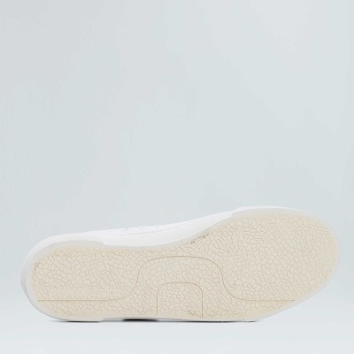 Sola de sapato desportivo branca com textura antiderrapante