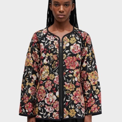 Cardigan de malha com padrão floral em tons vermelhos, amarelos e brancos, com fecho de correr.