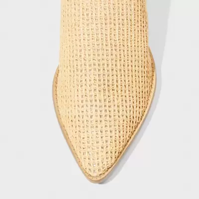 Sandália feminina bege com trama de ráfia e bico fino
