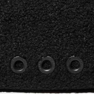 Tecido preto felpudo com três ilhóses de plástico preto em linha