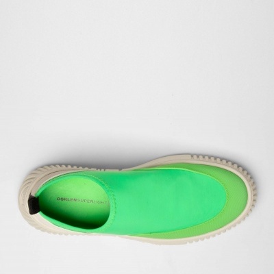 Tênis slip-on verde vibrante com sola branca e interior com texto