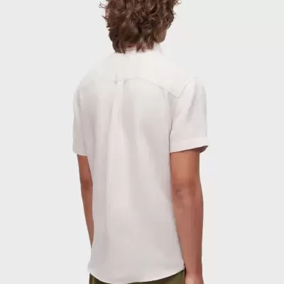 Camisa branca de manga curta vista de costas com calças verdes