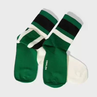 Meias verdes, pretas e brancas com riscas e marca OAKLEY.