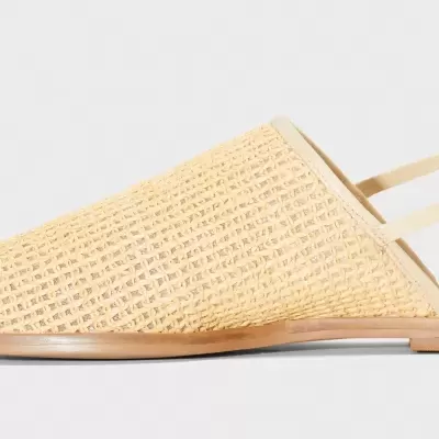 Sapato mule bege em tecido trançado com sola castanho claro