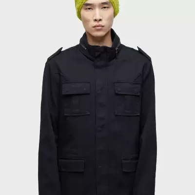 Casaco preto com bolsos e gorro amarelo limão felpudo