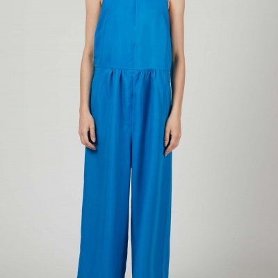 Macacão azul elétrico sem mangas com calças largas