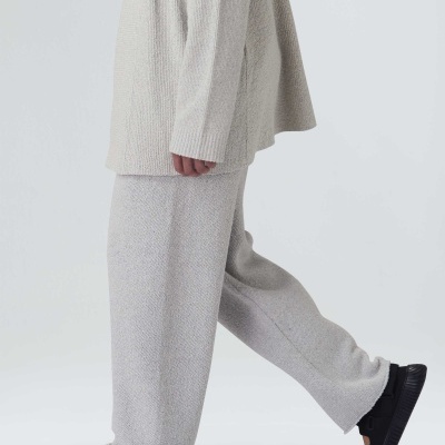 Conjunto bege claro em malha com camisola e calças largas e calçado preto