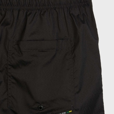 Calças ou calções pretos com bolso traseiro e cós elástico