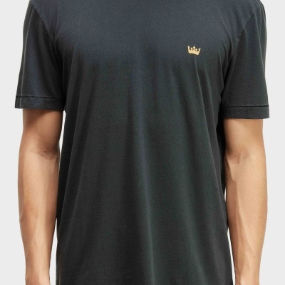 T-shirt preta de algodão com coroa dourada bordada no peito.
