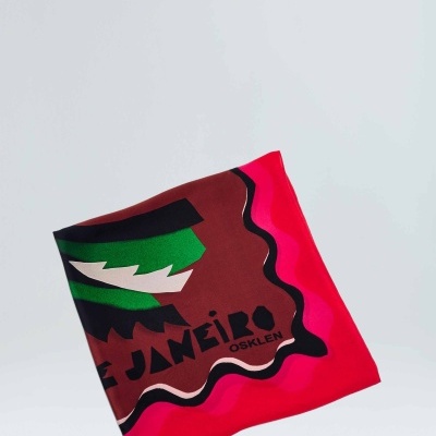Lenço quadrado colorido com padrão e texto E JANEIRO OSKLEN