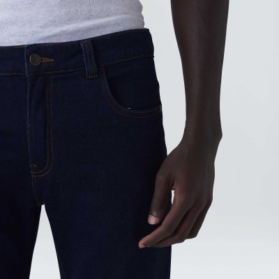 Calças de ganga azul escuro com botão e t-shirt branca