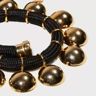 Pulseira preta com contas douradas arredondadas