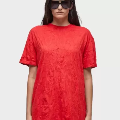 Camiseta vermelha texturizada de manga curta num fundo branco