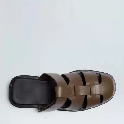 Chinelo masculino de pele castanha com tiras cruzadas e sola preta