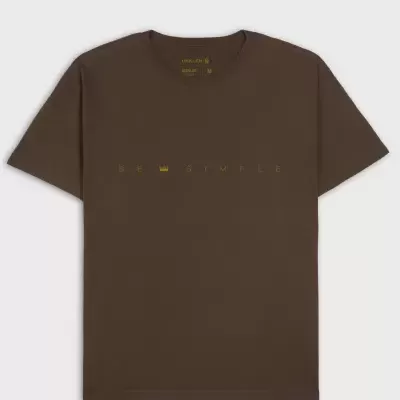 T-shirt castanha com estampa amarela BE SIMPLE e coroa