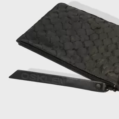 Carteira preta texturizada com alça preta e zíper