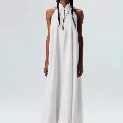 Vestido longo branco com gola alta e sandálias pretas