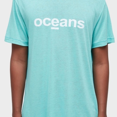 T-shirt azul turquesa com texto branco 'oceans'