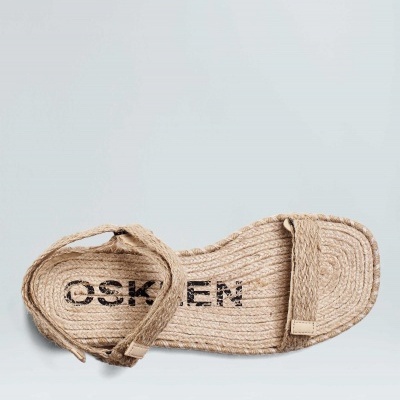 Sandália bege com tiras de material que imita corda e texto OSKLEN na sola