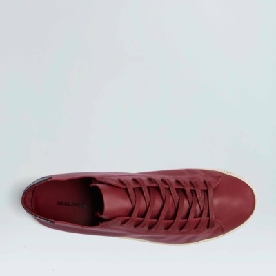 Ténis vinho com atacadores e sola clara visto de cima