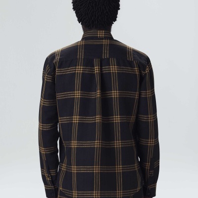 Camisa xadrez preta e castanha vista de costas com manga comprida
