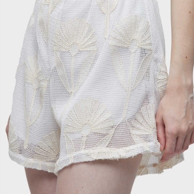 Calção feminino em renda branca com padrão floral bege e cós elástico