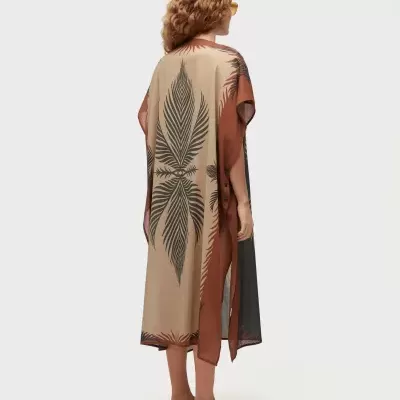 Veste comprida estampada com padrão de folhas, vista de costas.