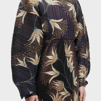 Vestido feminino plissado preto com padrão floral bege e castanho