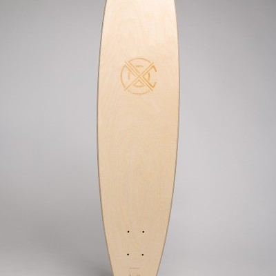 Prancha de skate longa de madeira clara com logo gravado e furos para rodas