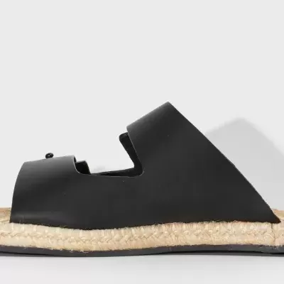 Sandália preta de plataforma com sola em cortiça e detalhes em preto