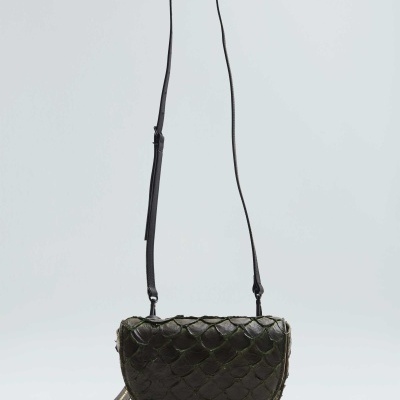 Bolsa de ombro pequena preta com textura em padrão escamas e alça fina ajustável