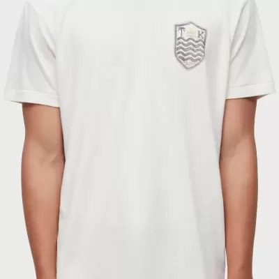 T-shirt branca com estampado pequeno no peito com ondas e palmeira