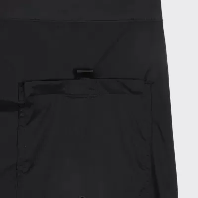 Calção preto com bolso traseiro e etiqueta OSKLENSURFING