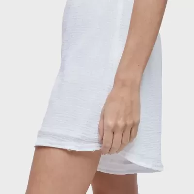 Saia curta branca texturizada com cintura elástica vista de lado.